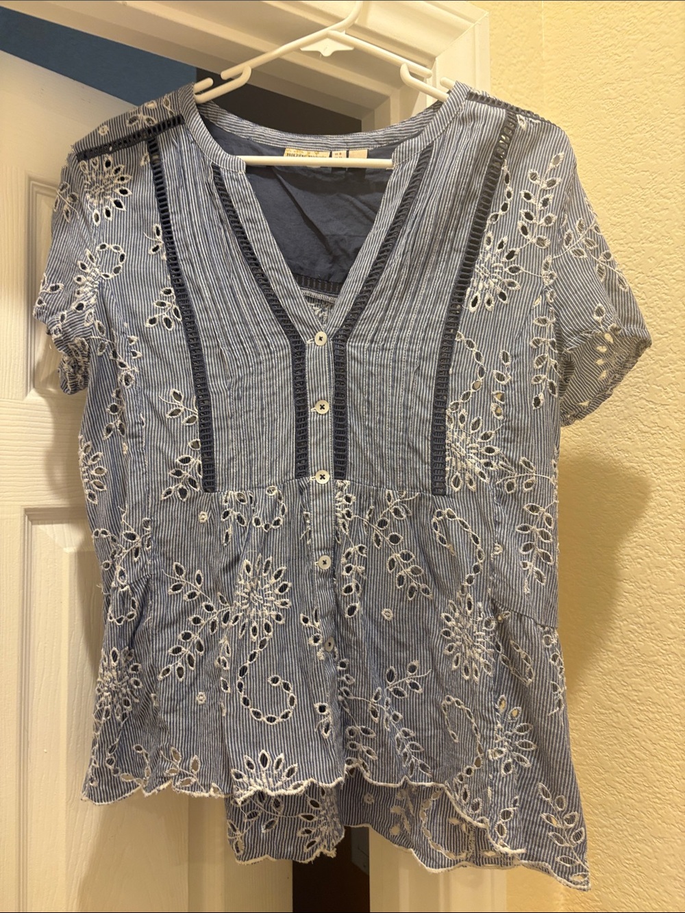 Holding Horses Women’s Blue Eyelet Button-Front V-Neck Top, size 8